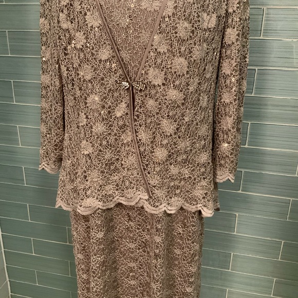 R&M Richards plus size floor length evening gown - Picture 6 of 16